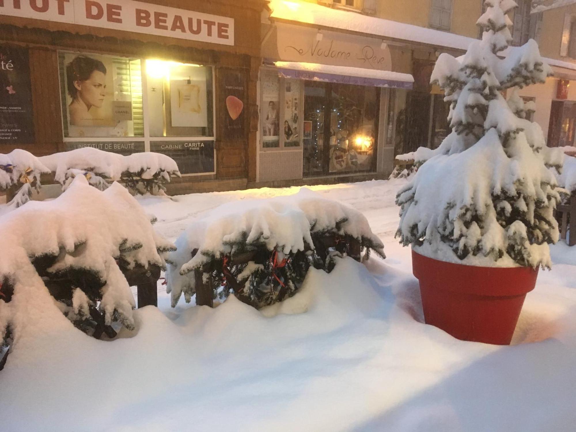 Hotel Restaurant De La Chaussee Briançon Exteriör bild